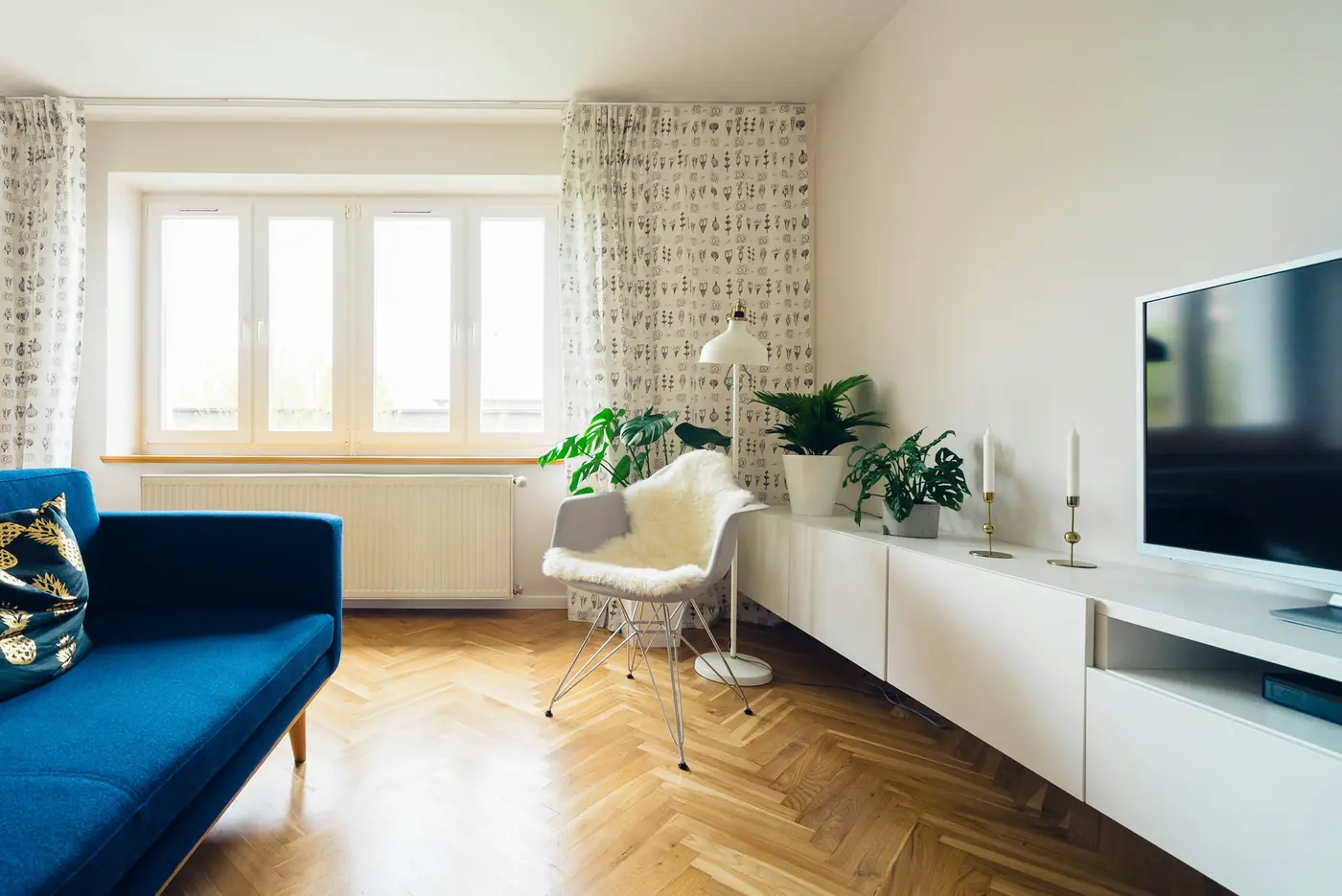 Heller Wohnraum mit großen Fenstern