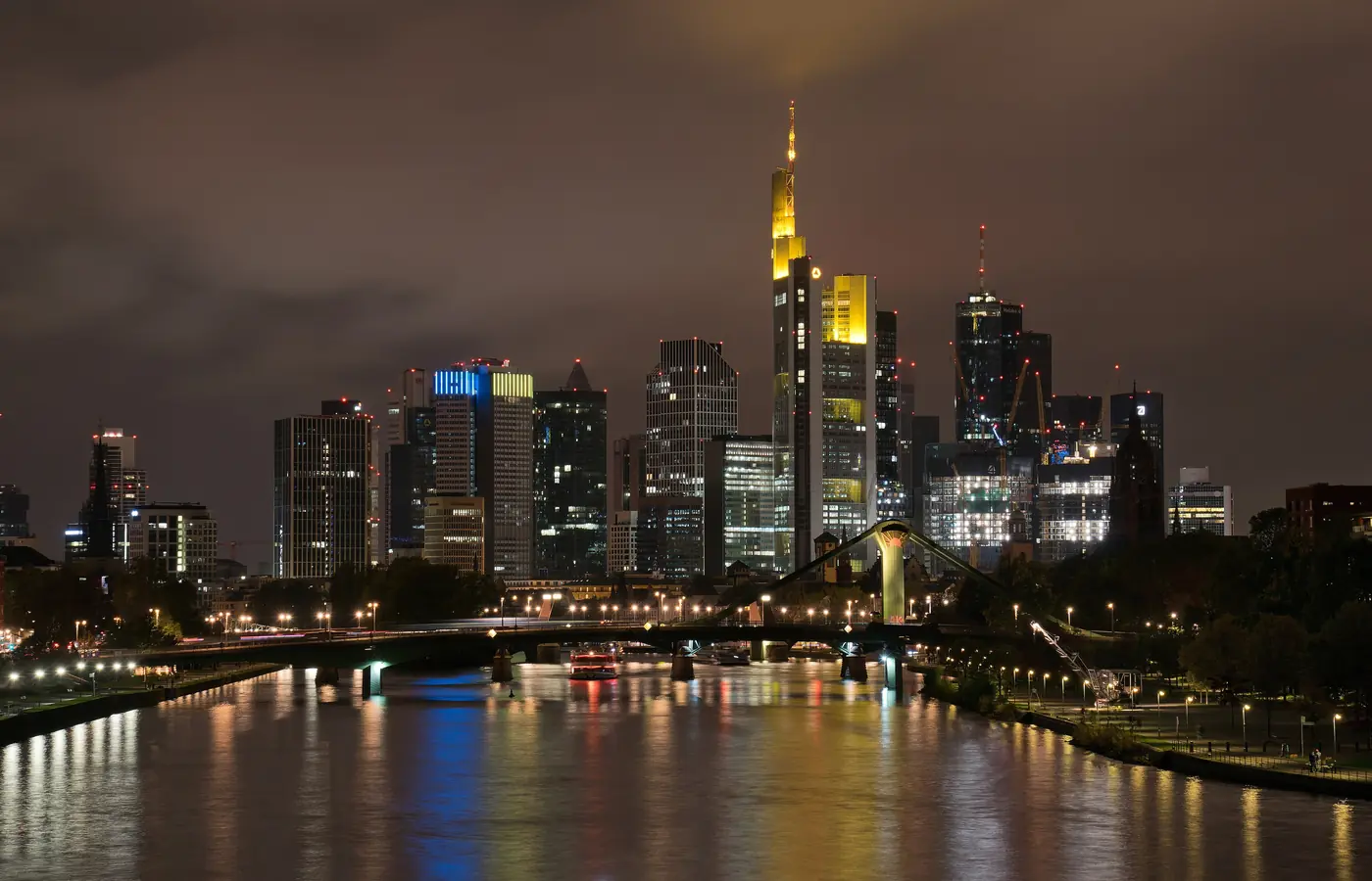 Frankfurter Skyline bei Nacht, gesehen vom Main